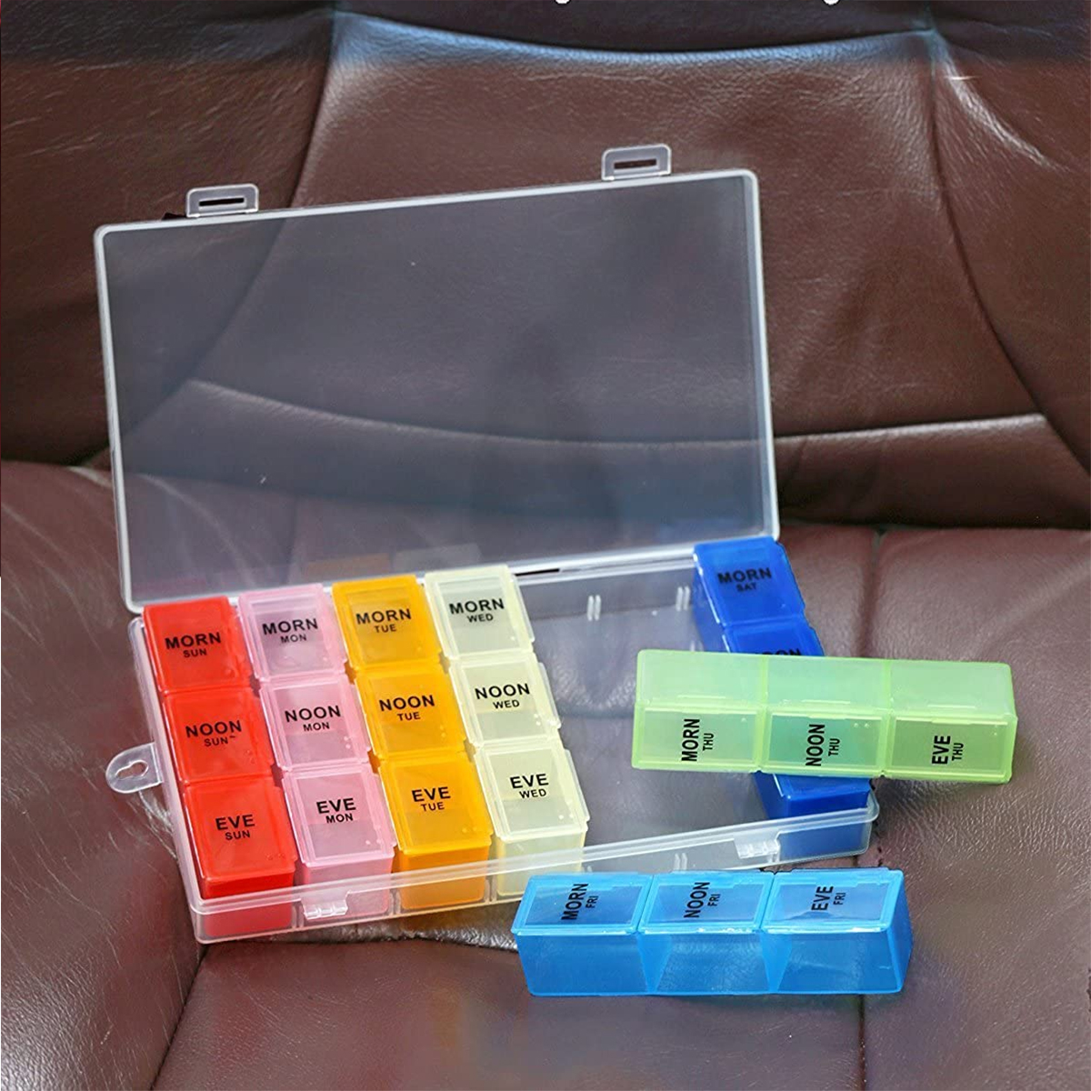 Kutija za lekove sa podeljenim pregradama za dane i deo dana Kuda u
