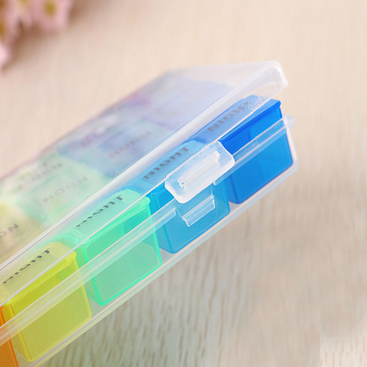 Kutija za lekove sa podeljenim pregradama za dane i deo dana Kuda u