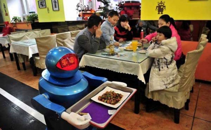 Budućnost je stigla: U kineskom restoranu kelneri roboti, a kuvari androidi!