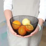 Mrežasta metalna činija za voće u crnoj boji