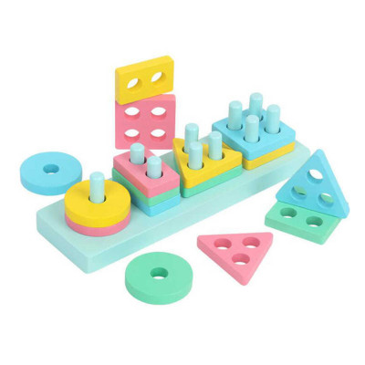 Drvena raznobojna umetaljka sa geometrijskim oblicima