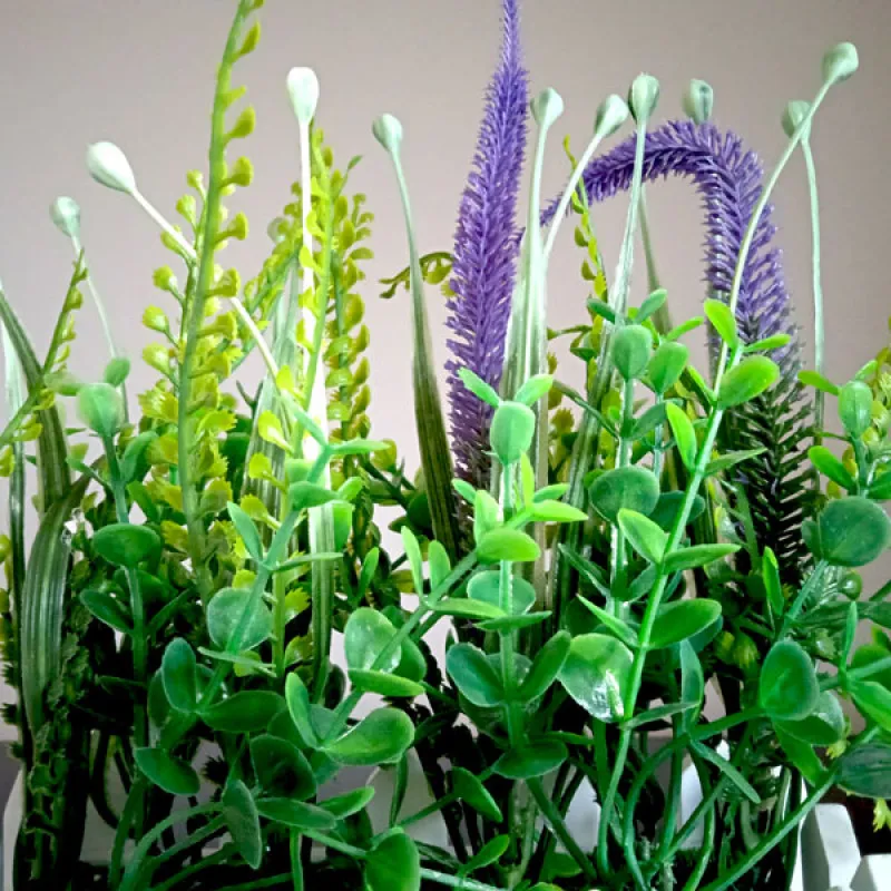 Spring wildflower - veštačka dekorativna biljka u ogradi