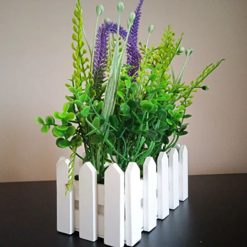 Spring wildflower - veštačka dekorativna biljka u ogradi