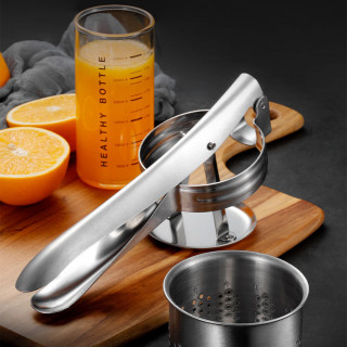 Metalni ručni sokovnik za citruse