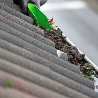 Ergonomska lopatica za efikasno čišćenje oluka