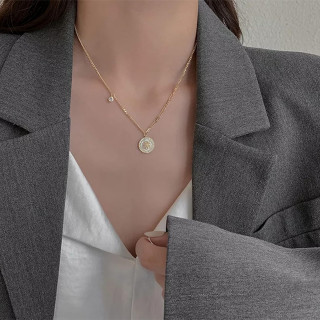 Elegantna ogrlica sa medaljonom u zlatnoj boji