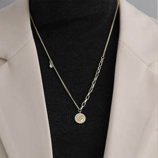 Elegantna ogrlica sa medaljonom u zlatnoj boji