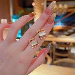 White and gold - četvrtaste minđuše sa belim kamenom