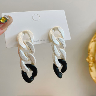 Black and White - moderne minđuše u boho stilu