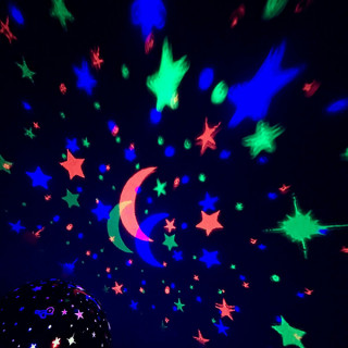 Noćna lampa SVEMIRSKI BROD - Projektor zvezdanog neba koji se rotira