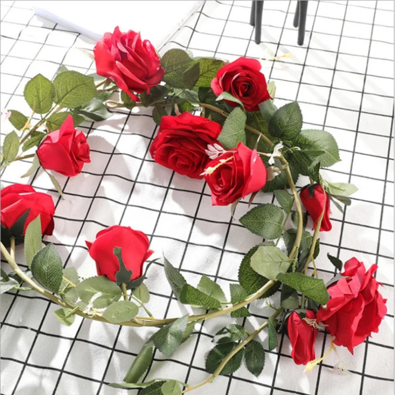 Red Vine Rose - venac veštačkih ruža u crvenoj boji sa zelenilom