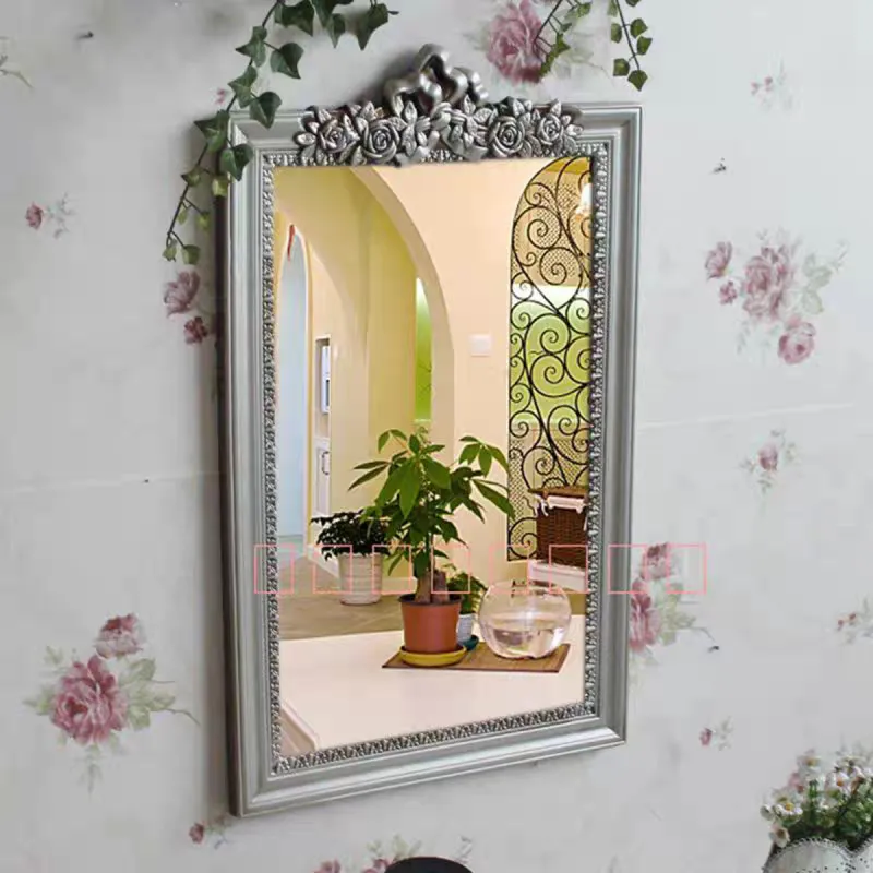 Zidno ogledalo sa ramom u baroknom stilu