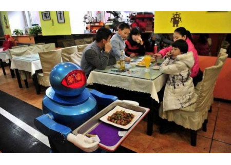 Budućnost je stigla: U kineskom restoranu kelneri roboti, a kuvari androidi!