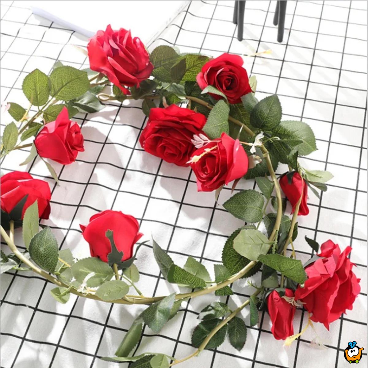 Red Vine Rose - venac veštačkih ruža u crvenoj boji sa zelenilom