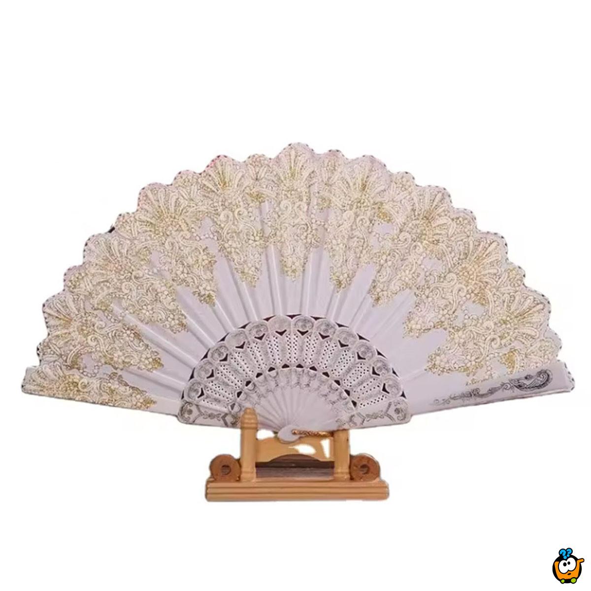Elegantna bela lepeza - osveženje protiv letnje vreline