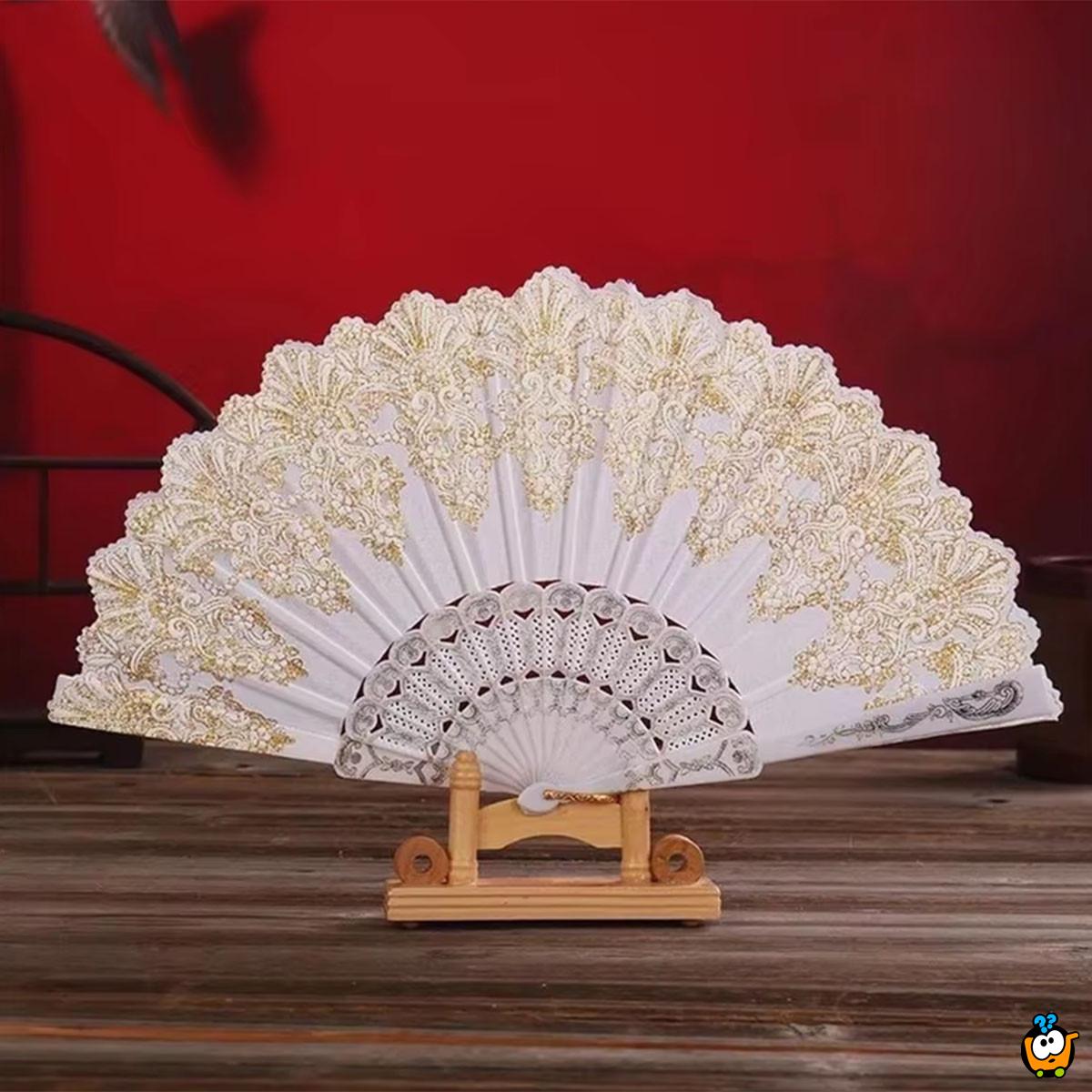 Elegantna bela lepeza - osveženje protiv letnje vreline