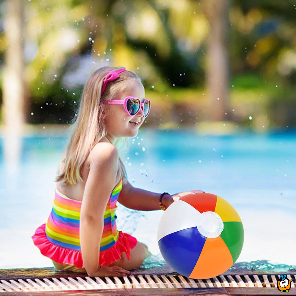 Šarena lopta za zabavu na plaži