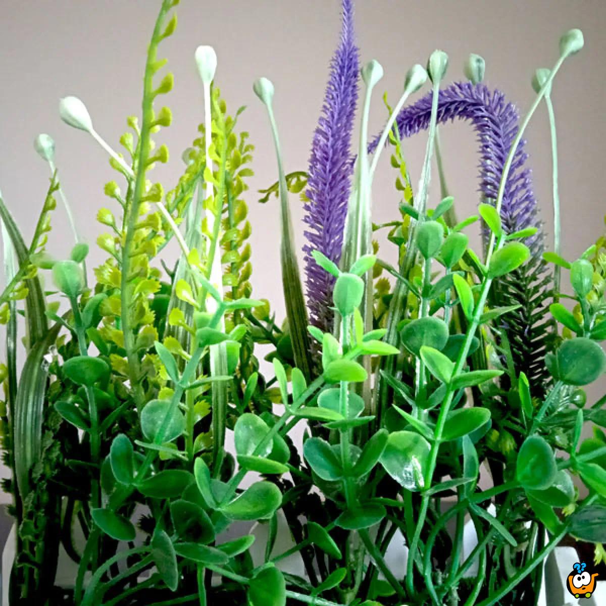 Spring wildflower - veštačka dekorativna biljka u ogradi