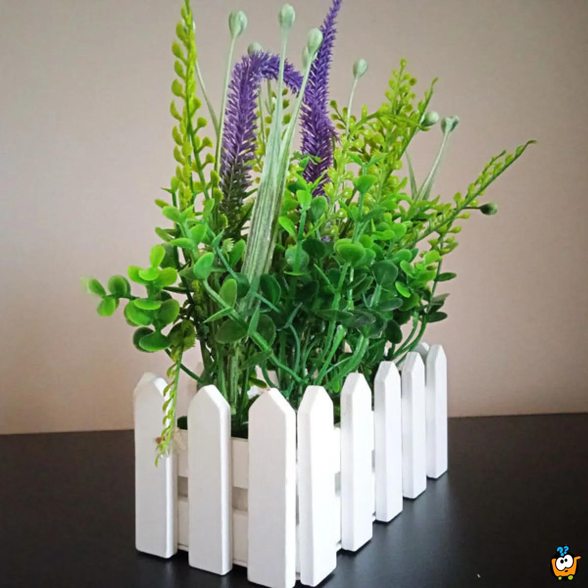 Spring wildflower - veštačka dekorativna biljka u ogradi
