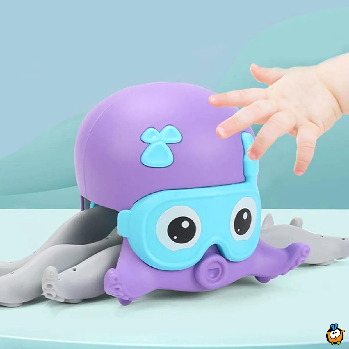 Šareni oktopus koji pliva i puzi