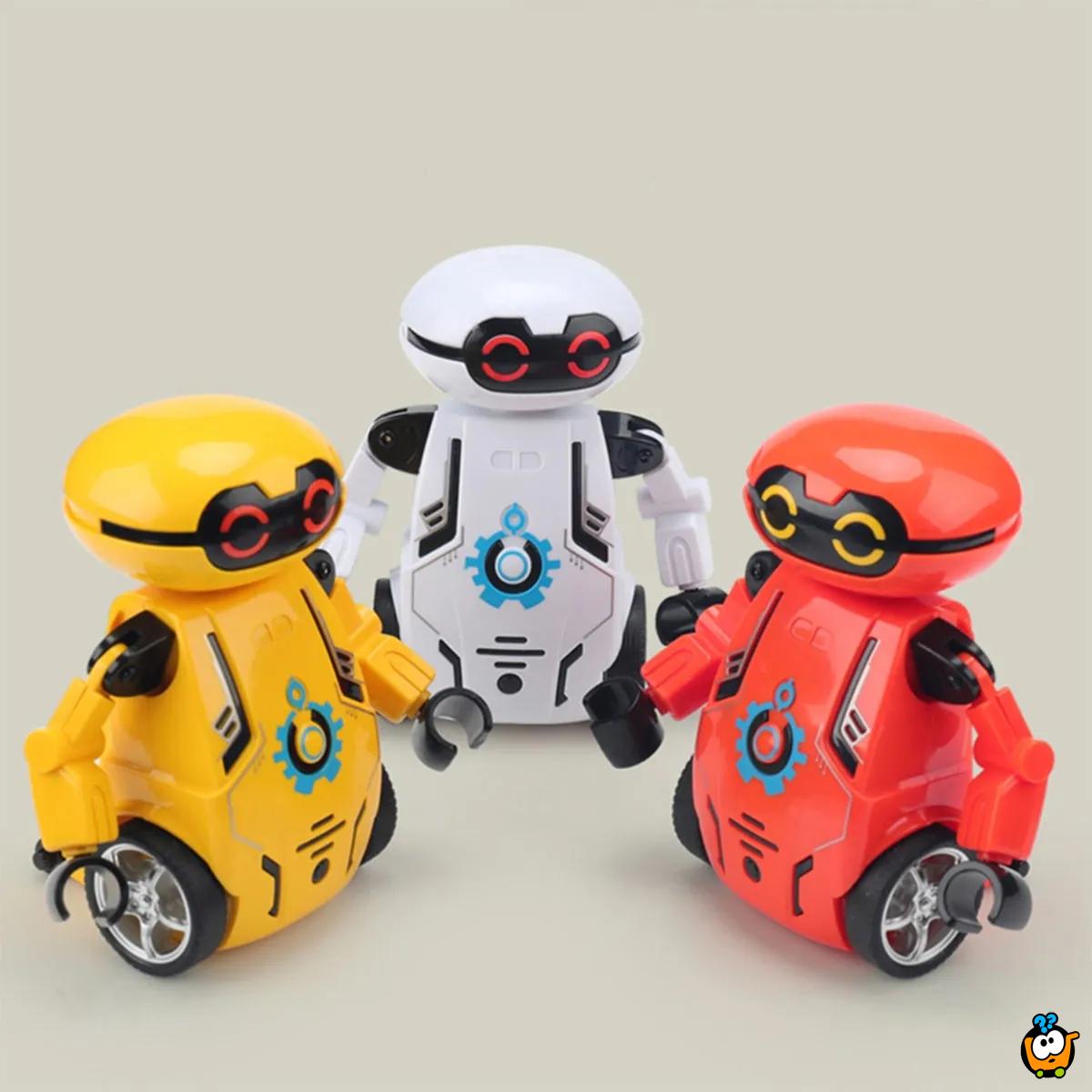 Robot igračka koja se kreće na potez