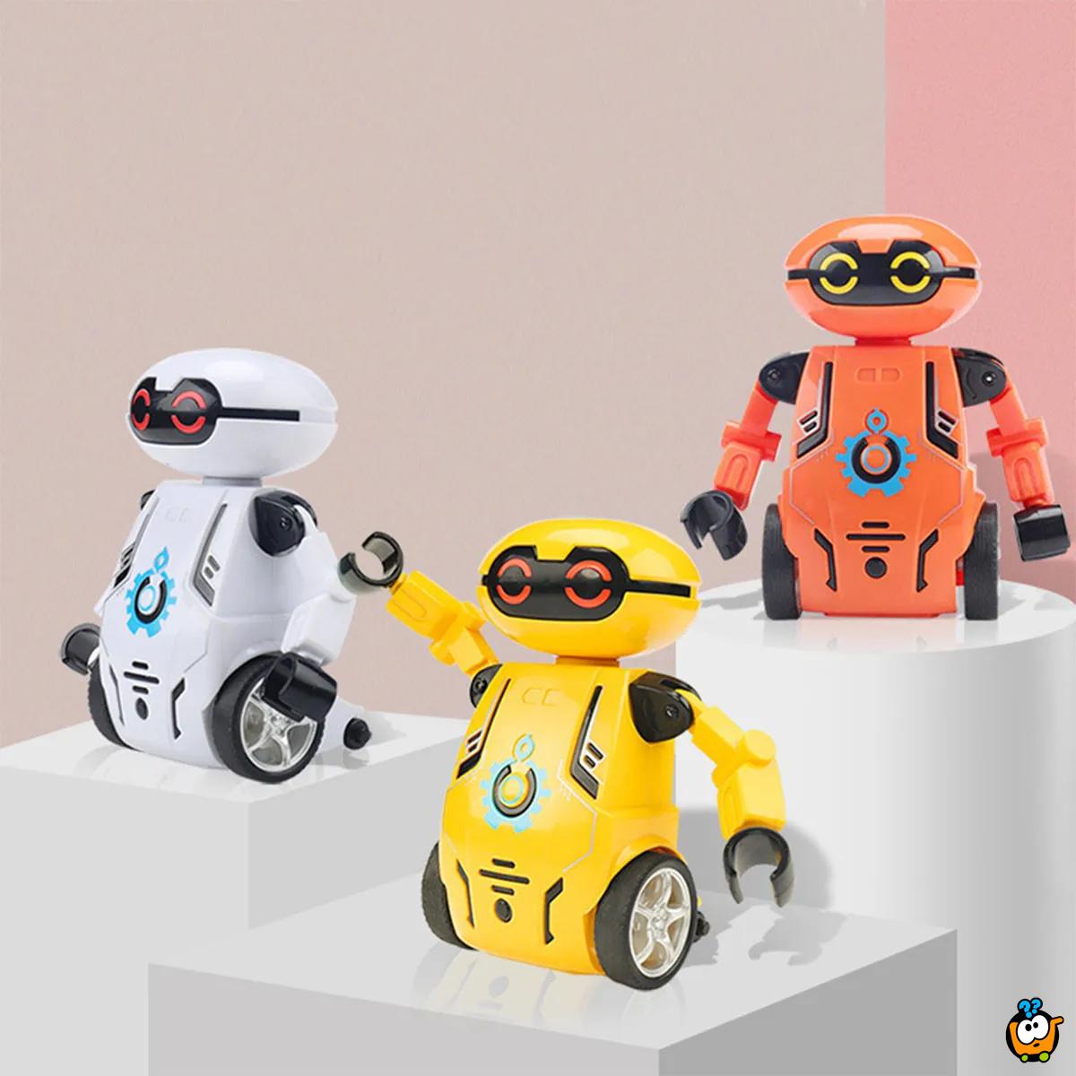Robot igračka koja se kreće na potez