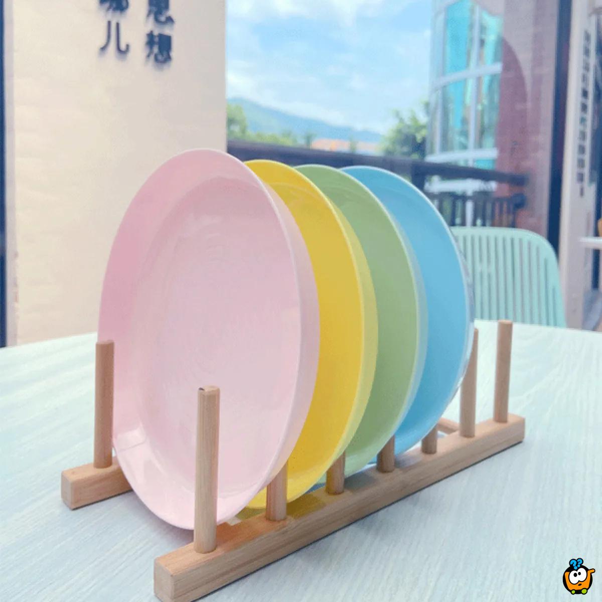 Plastični tanjir u pastelnim bojama