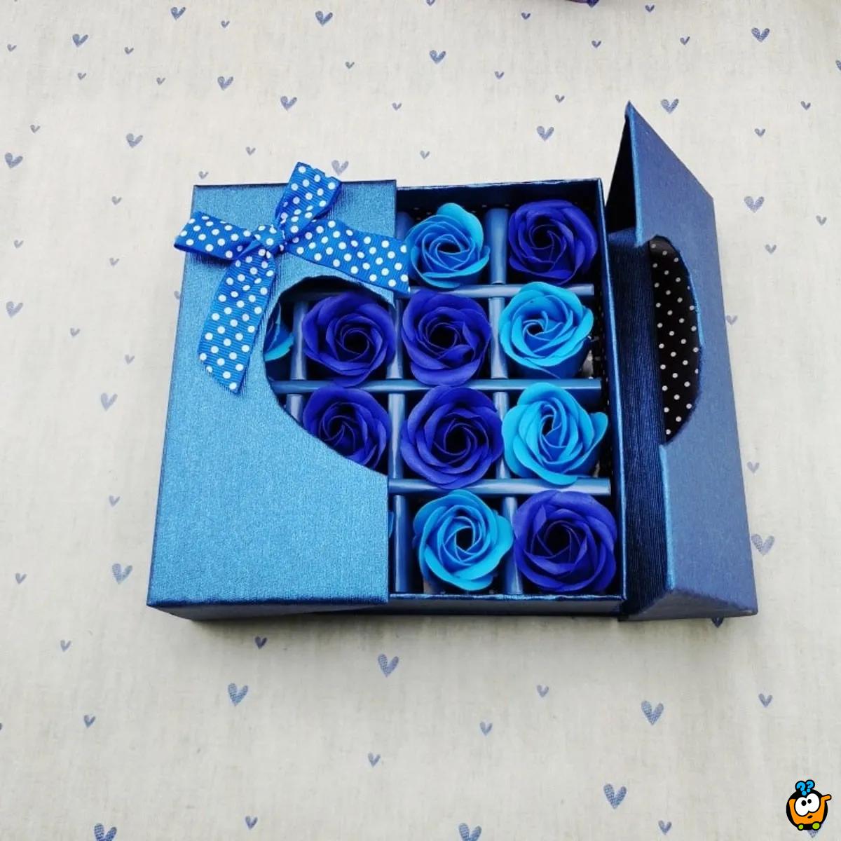 Poklon set ukrasnih sapuna - Plava ruža